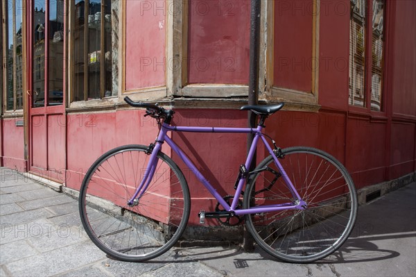 France, Région Ile de France, Paris 4e arrondissement, le Marais, Rue des Minimes, largeur de la voie, vélo violet et facteur