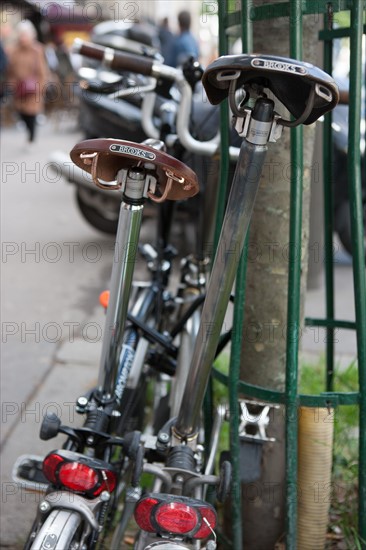 France, Région Ile de France, Paris 6e arrondissement, Boulevard Raspail, grilles du terre plein central, vélo accroche