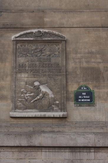 France, Région Ile de France, Paris 6e arrondissement, Rue de l'Ecole de Médecine, plaque aux morts pour la France de 14-18, plaque de rue