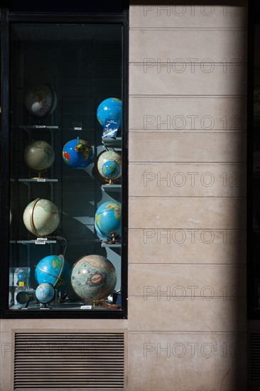 France, Région Ile de France, Paris 6e arrondissement, Rue Racine, Librairie Gibert, globes terrestres en vitrine,