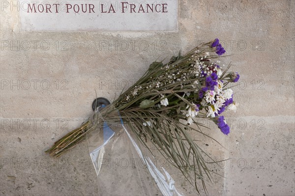 France, Région Ile de France, Paris 6e arrondissement, bouquet de la mairie de Paris sur le mur de l'Odéon, hommage à un Mort pour la France