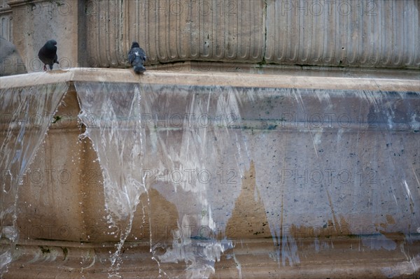 France, Région Ile de France, Paris 6e arrondissement, Rue Servandoni, place Saint Sulpice, détail de l'eau qui coule en voile, fontaine des Points Cardinaux, pigeons,