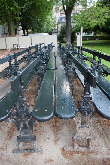 France, Région Ile de France, Paris 6e arrondissement, Jardin du Luxembourg, bancs publics démontés,