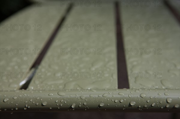 France, Région Ile de France, Paris 6e arrondissement, Jardin du Luxembourg, chaises après la pluie,