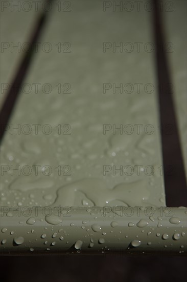 France, Région Ile de France, Paris 6e arrondissement, Jardin du Luxembourg, chaises après la pluie,