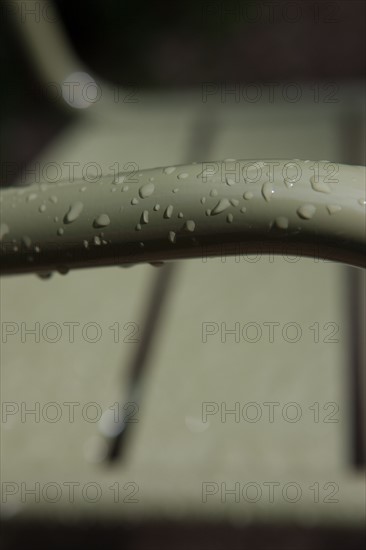 France, Région Ile de France, Paris 6e arrondissement, Jardin du Luxembourg, chaises après la pluie,