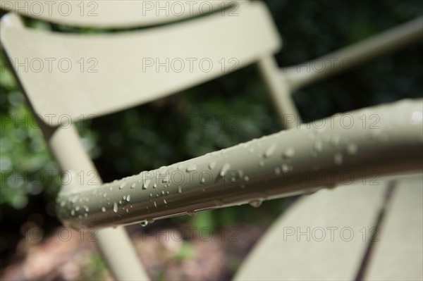 France, Région Ile de France, Paris 6e arrondissement, Jardin du Luxembourg, chaises après la pluie,