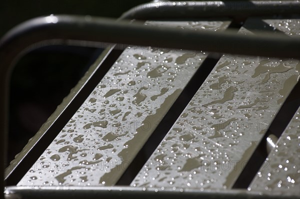 France, Région Ile de France, Paris 6e arrondissement, Jardin du Luxembourg, chaises après la pluie,