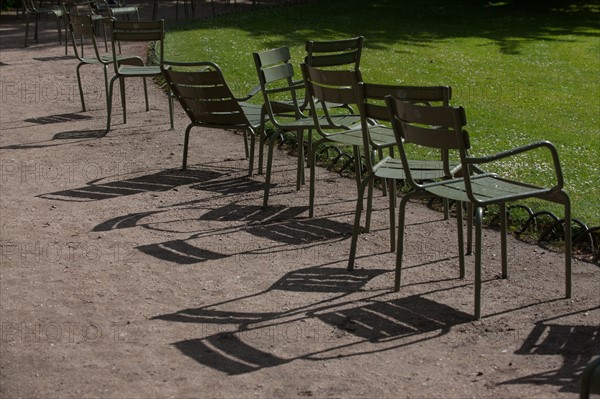 France, Région Ile de France, Paris 6e arrondissement, Jardin du Luxembourg, chaises après la pluie,