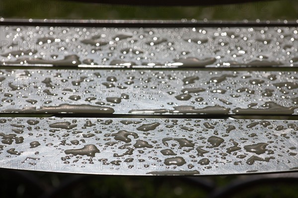 France, Région Ile de France, Paris 6e arrondissement, Jardin du Luxembourg, chaises après la pluie,