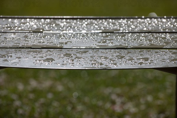 France, Région Ile de France, Paris 6e arrondissement, Jardin du Luxembourg, chaises après la pluie,