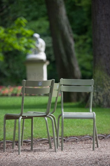 France, Région Ile de France, Paris 6e arrondissement, Jardin du Luxembourg, chaises après la pluie,