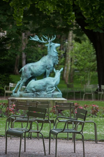 France, Région Ile de France, Paris 6e arrondissement, Jardin du Luxembourg, chaises et sculpture cerf
