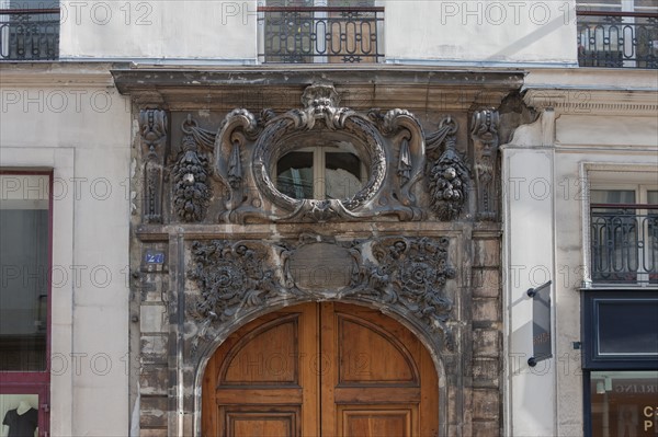 France, Région Ile de France, Paris 6e arrondissement, Rue Saint Sulpice, détail de façade, imposte de porche,