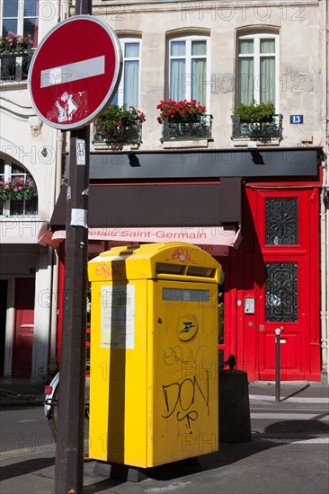 France, Région Ile de France, Paris 6e arrondissement, Rue monsieur le prince, détail de façades, boite aux lettres, panneau sens interdit et porte rouge,