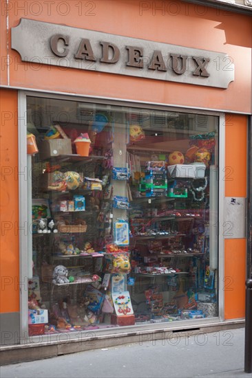France, Région Ile de France, Paris 6e arrondissement, Rue de Fleurus, façade d'un magasin de cadeaux orange