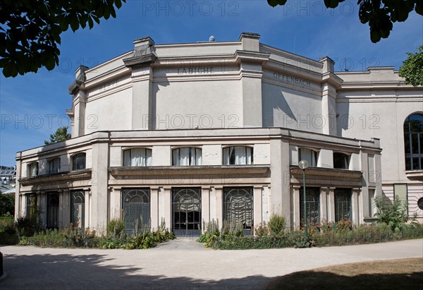 France, Région Ile de France, Paris 8e arrondissement, Avenue de Marigny, théâtre Marigny vu depuis les jardins des Champs Elysées, architecte Charles Garnier, fontaine