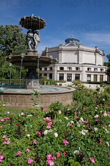 France, Région Ile de France, Paris 8e arrondissement, Avenue de Marigny, théâtre Marigny vu depuis les jardins des Champs Elysées, architecte Charles Garnier, fontaine