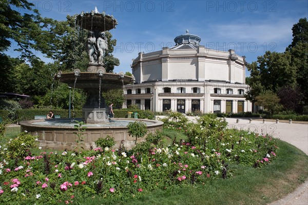 France, Région Ile de France, Paris 8e arrondissement, Avenue de Marigny, théâtre Marigny vu depuis les jardins des Champs Elysées, architecte Charles Garnier, fontaine