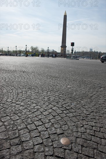 France, Région Ile de France, Paris 8e arrondissement, Place de la Concorde, cadran solaire géant, plaque "Au levant de Thèbes, surgit à Paris le Nord"