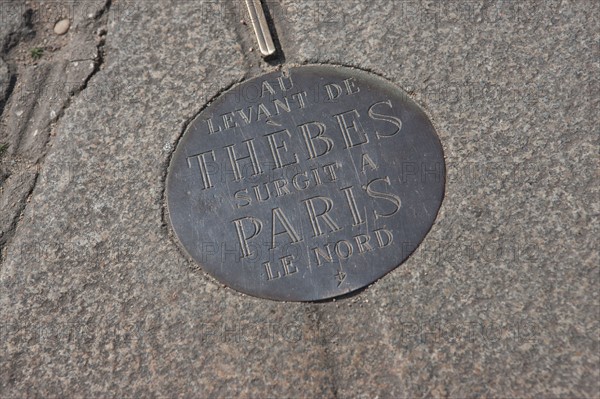 France, Région Ile de France, Paris 8e arrondissement, Place de la Concorde, cadran solaire géant, plaque "Au levant de Thèbes, surgit à Paris le Nord"
