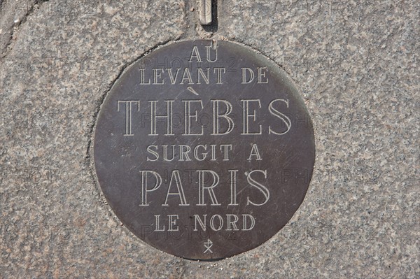 France, Région Ile de France, Paris 8e arrondissement, Place de la Concorde, cadran solaire géant, plaque "Au levant de Thèbes, surgit à Paris le Nord"