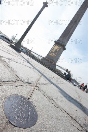 France, Région Ile de France, Paris 8e arrondissement, Place de la Concorde, cadran solaire géant, plaque "Au levant de Thèbes, surgit à Paris le Nord"