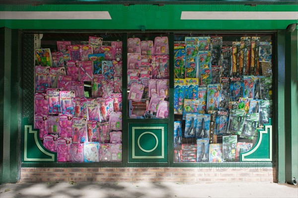 France, Région Ile de France, Paris 8e arrondissement, Parc Monceau, kiosque, boutique de souvenirs et de bonbons