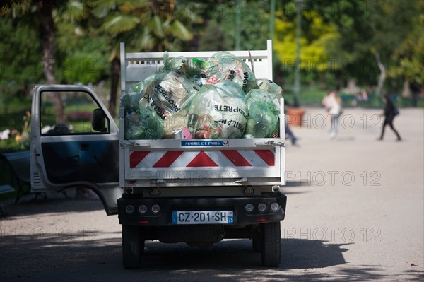 France, Région Ile de France, Paris 8e arrondissement, Parc Monceau, camion de ramassage des poubelles du jardin, mairie de Paris,