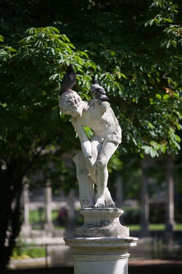 France, Région Ile de France, Paris 8e arrondissement, Parc Monceau, détail sculpture, éphèbe et pigeons,