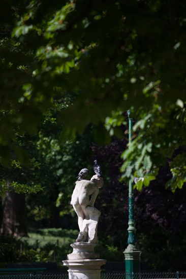 France, Région Ile de France, Paris 8e arrondissement, Parc Monceau, détail sculpture, éphèbe et pigeons,