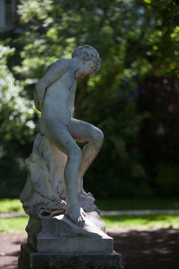 France, Région Ile de France, Paris 8e arrondissement, Parc Monceau, détail sculpture, éphèbe et pigeons,