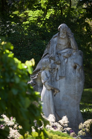 France, Région Ile de France, Paris 8e arrondissement, Parc Monceau, statue, sculpture, Victor Hugo,