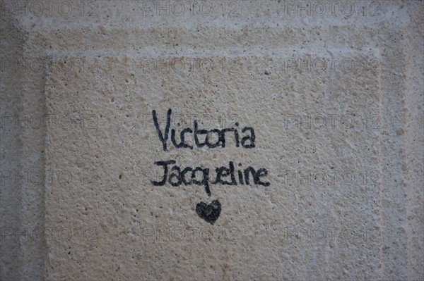 France, Région Ile de France, Paris 8e arrondissement, Parc Monceau, graffiti, Victoria et Jacqueline