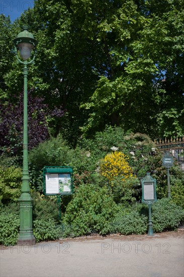 France, Région Ile de France, Paris 8e arrondissement, Parc Monceau, panneaux et lampadaire,