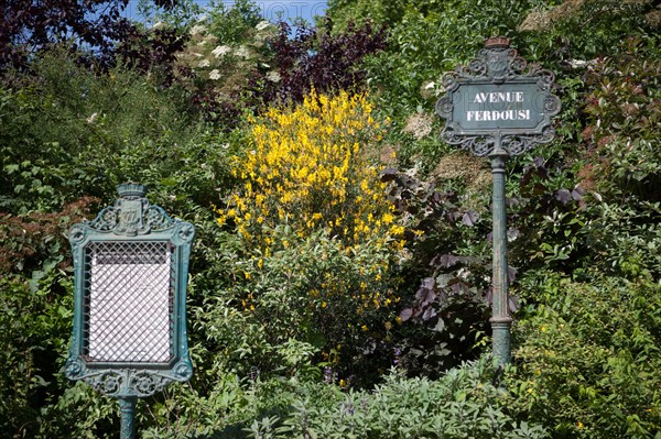 France, Région Ile de France, Paris 8e arrondissement, Parc Monceau, panneaux et lampadaire,