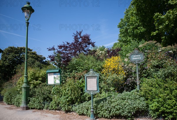 France, Région Ile de France, Paris 8e arrondissement, Parc Monceau, panneaux et lampadaire,