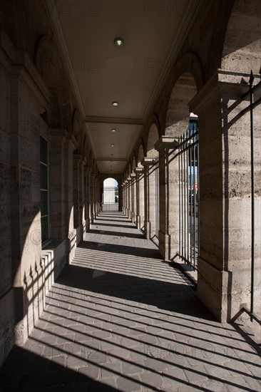 France, Région Ile de France, Paris 12e arrondissement, Quai de Bercy, jeu d'ombre et de lumière avec les grilles face au Ministère des Finances,