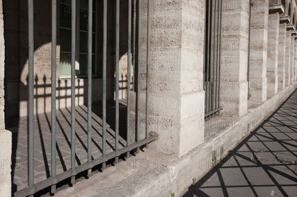 France, Région Ile de France, Paris 12e arrondissement, Quai de Bercy, jeu d'ombre et de lumière avec les grilles face au Ministère des Finances,