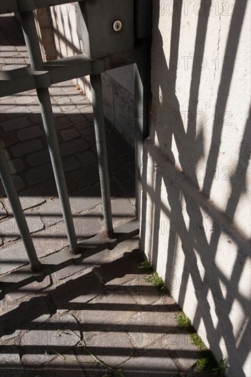 France, Région Ile de France, Paris 12e arrondissement, Quai de Bercy, jeu d'ombre et de lumière avec les grilles face au Ministère des Finances,