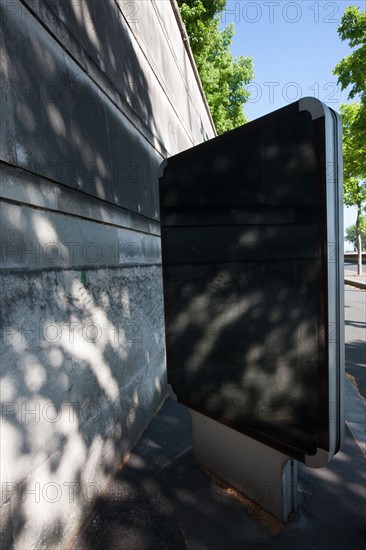 France, Région Ile de France, Paris 12e arrondissement, Quai de Bercy, mur du Parc de Bercy, ombres des feuilles des platanes et reflets sur un panneau d'information Decaux,