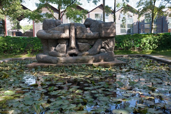 France, Région Ile de France, Paris 12e arrondissement, Parc de Bercy, Demeure 10, sculpture monumentale en bronze créée par Etienne-Martin, nénuphars, nymphéas,