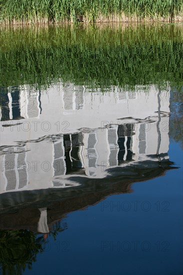 France, Région Ile de France, Paris 12e arrondissement, Parc de Bercy, maison du parc et étang, reflets