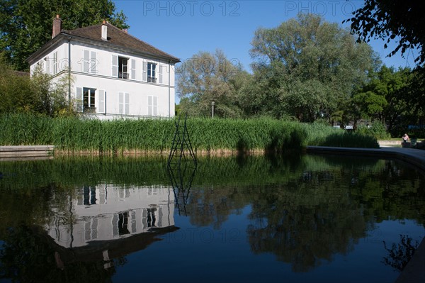 France, Région Ile de France, Paris 12e arrondissement, Parc de Bercy, maison du parc et étang, reflets