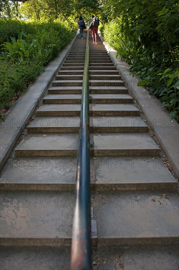 France, Région Ile de France, Paris 12e arrondissement, Parc de Bercy, escalier et passerelle qui enjambe la rue entre les deux parties du parc,