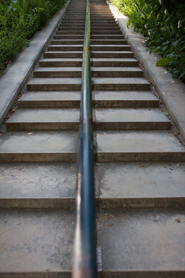 France, Région Ile de France, Paris 12e arrondissement, Parc de Bercy, escalier et passerelle qui enjambe la rue entre les deux parties du parc,