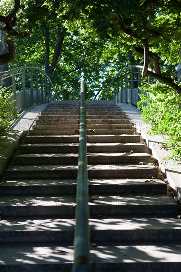 France, Région Ile de France, Paris 12e arrondissement, Parc de Bercy, escalier et passerelle qui enjambe la rue entre les deux parties du parc,
