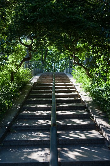 France, Région Ile de France, Paris 12e arrondissement, Parc de Bercy, escalier et passerelle qui enjambe la rue entre les deux parties du parc,