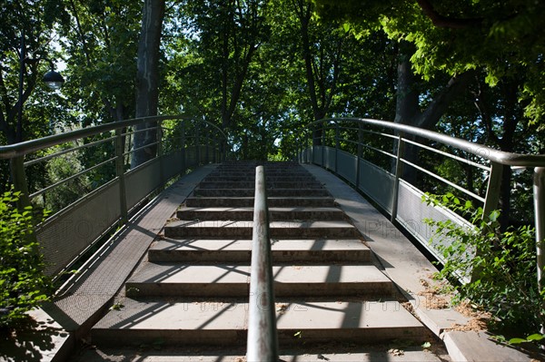 France, Région Ile de France, Paris 12e arrondissement, Parc de Bercy, escalier et passerelle qui enjambe la rue entre les deux parties du parc,