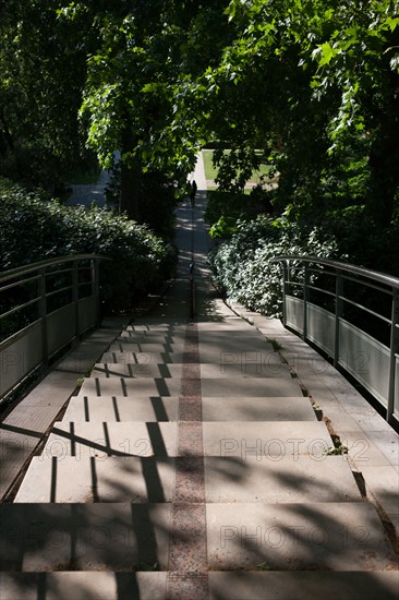 France, Région Ile de France, Paris 12e arrondissement, Parc de Bercy, escalier et passerelle qui enjambe la rue entre les deux parties du parc,